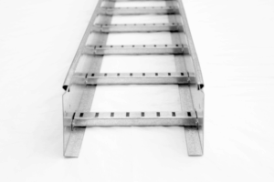 Vista frontal de escalerilla de acero