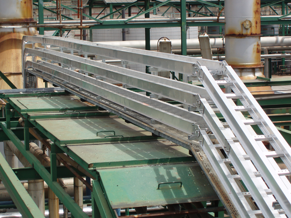 Bandejas de aluminio instaladas en tramos rectos y curvas ajustables