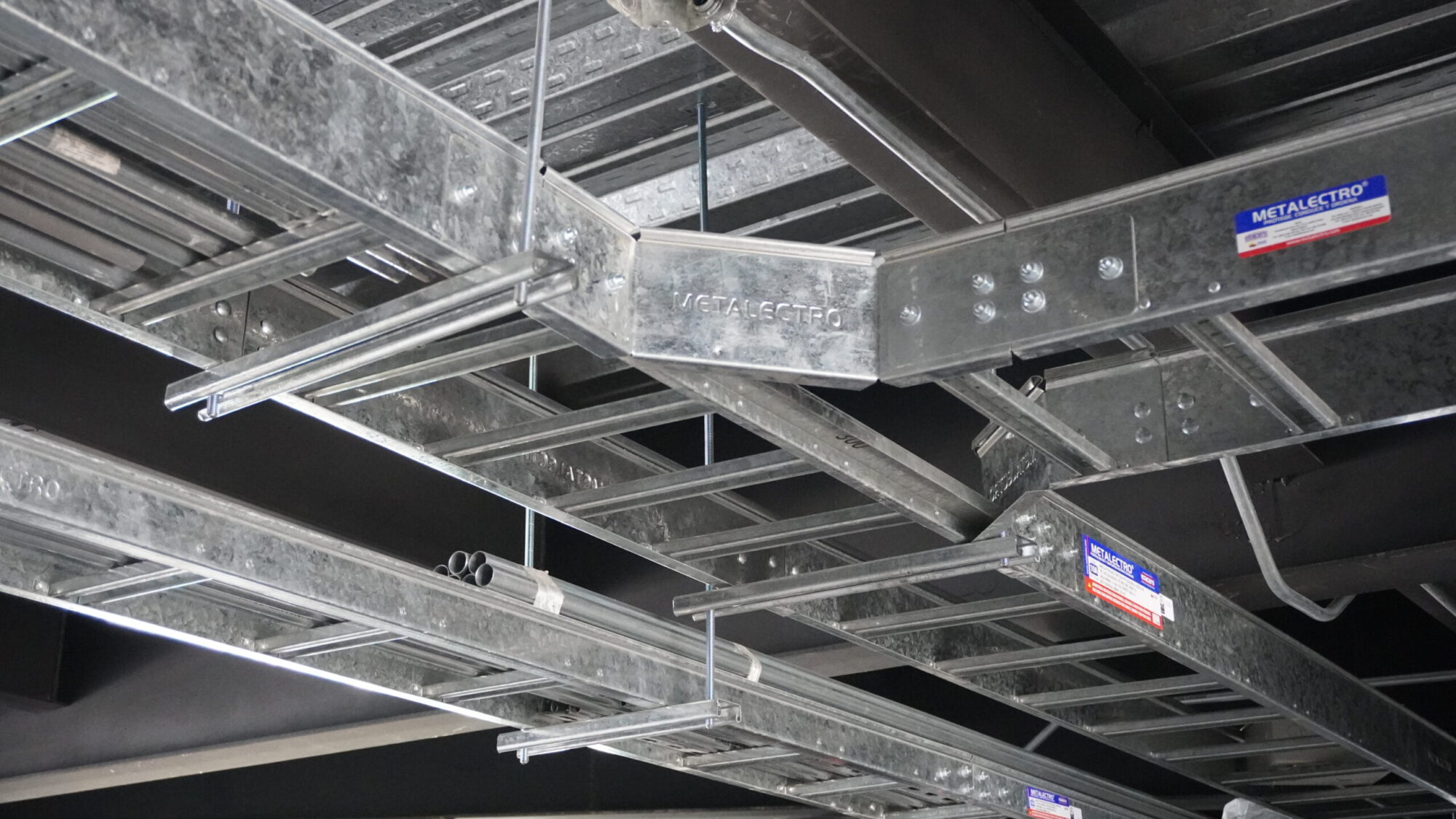 Bandejas escalerilla de acero metalectro y tee horizontal