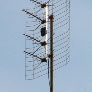 Poste metalico con antena de telecomunicaciones