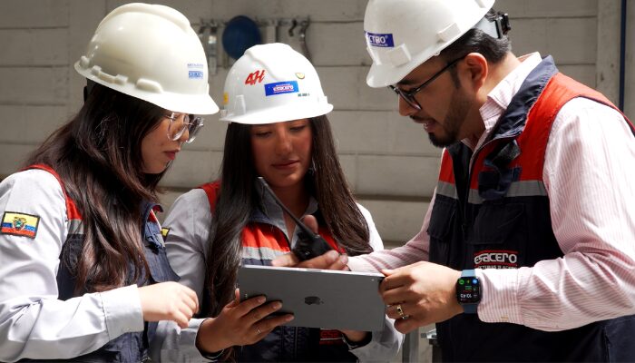 Personal metalectro hablando