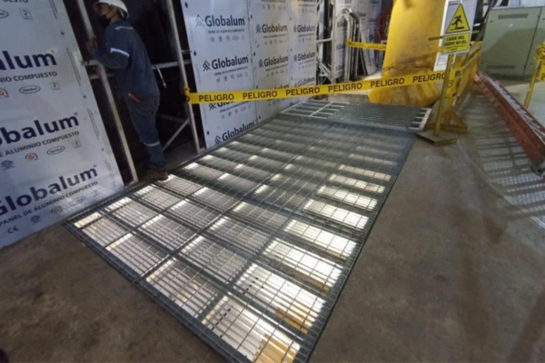 Piso de rejillas o grating instalado en hidroelectrica