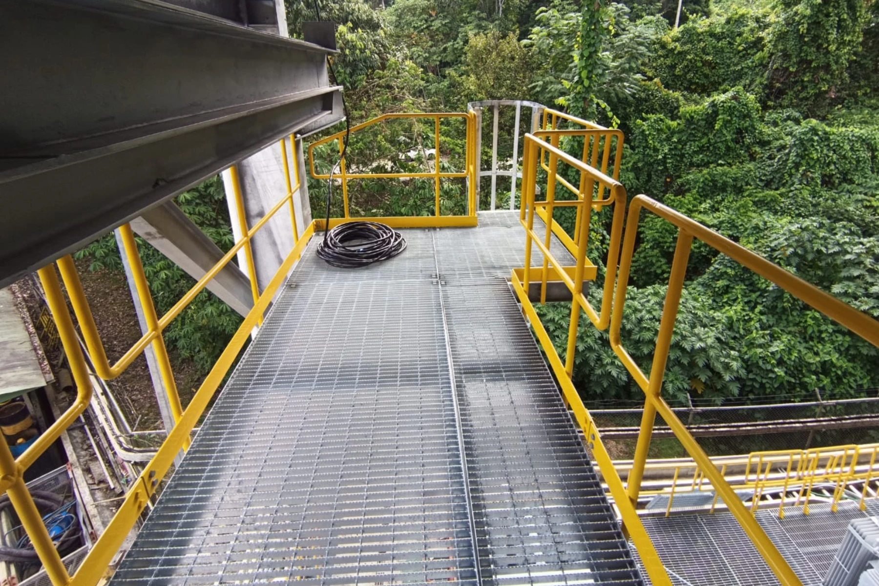 Pasarela en planta petrolera con piso de grating