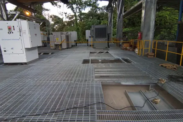 Piso de rejillas metálicas en sala de máquinas de petrolera