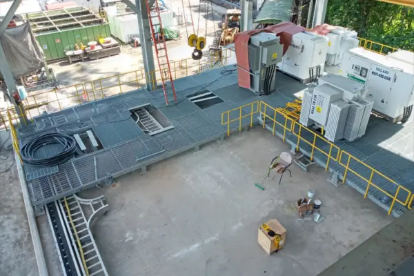 Vista superior de grating instalado y bandejas portacables en sala máquinas