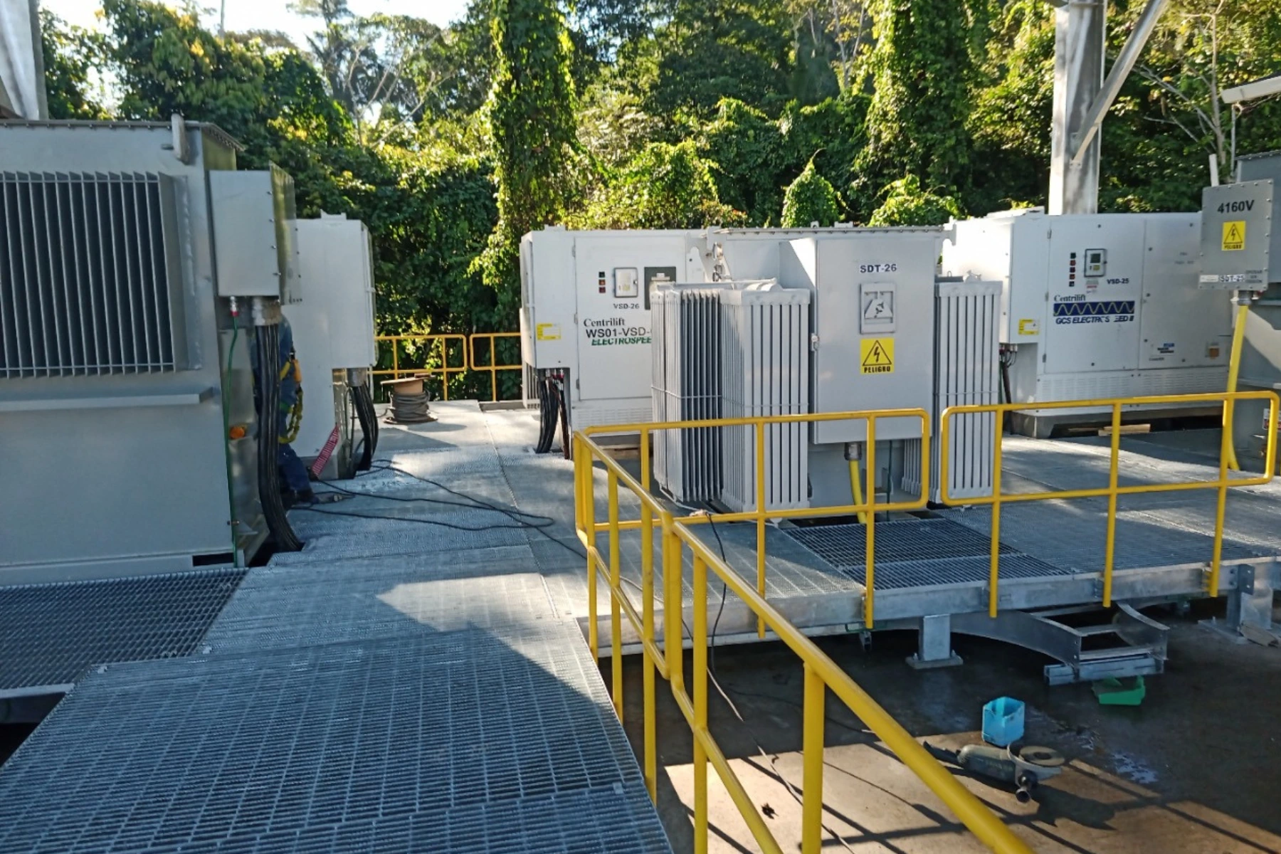 Maquinas industriales en piso de grating